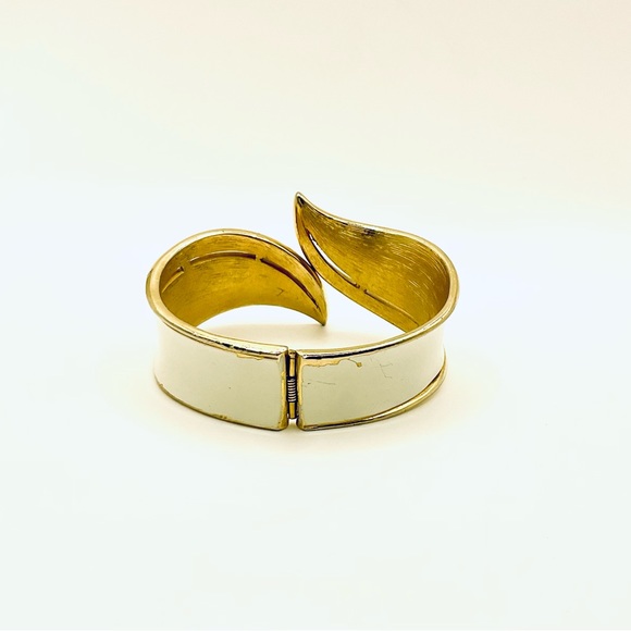 Vintage Retro Crown Trifari Enamel Hinged Cuff Bracelet in Gold & White - Picture 4 of 5